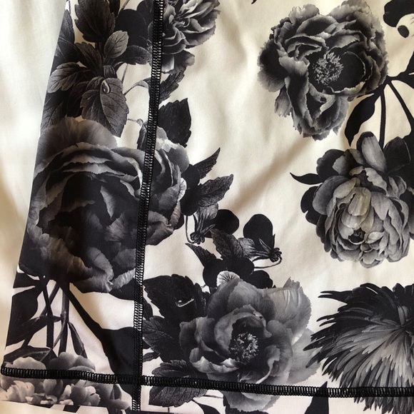 Lululemon aria tank in brisk bloom black/white - Picture 6 of 13